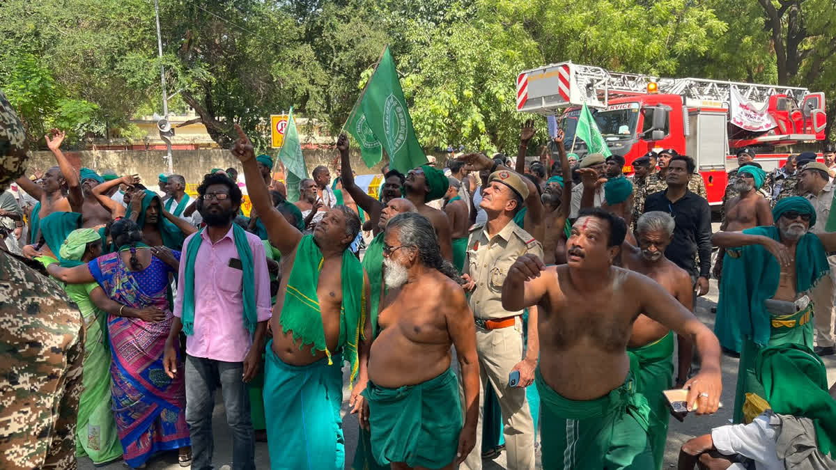 Tamil Nadu Farmers Stage Protest In Delhi S Jantar Mantar With Skulls