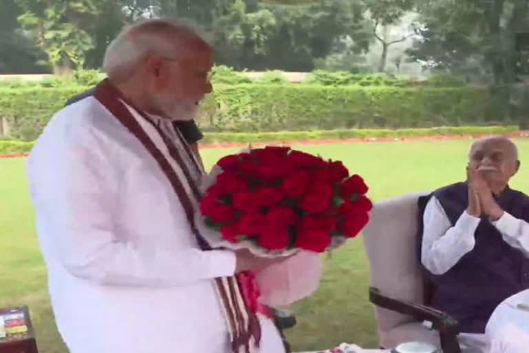 Pm Modi Visits Lk Advani House Extends Birthday Wishes To Bjp Veteran