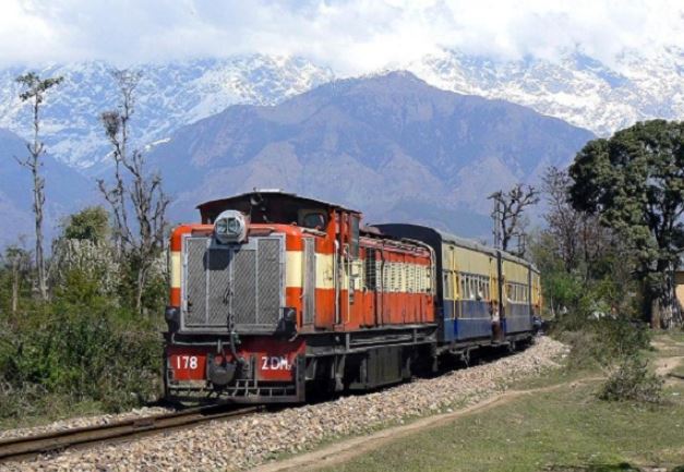 dharmshala, kangra, pathankot, railway track, धर्मशाला, जोगिंदरनगर-पठानकोट रेल ट्रैक, लैंड स्लाइड, ईटीवी भारत