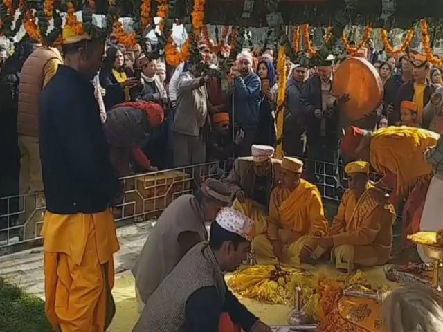 बसंत पंचमी पर पूजा करते बैरागी समुदाय के लोग.