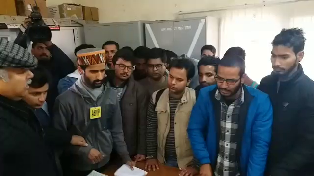 रजिस्ट्रार का घेराव करते छात्र