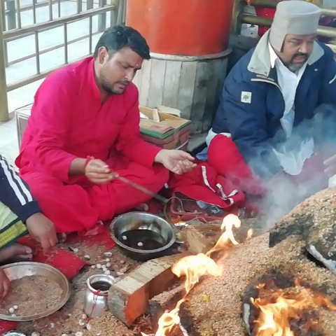 pepole doing hawan in naina devi