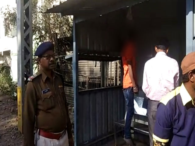 Young man hanged in railway station