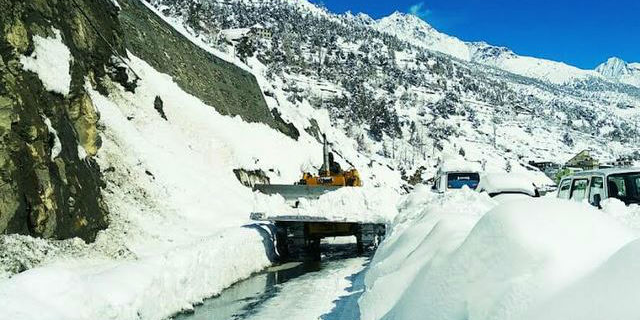 hrtc buses stranded in villages routes in kullu