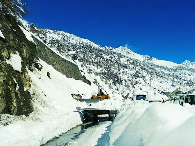 hrtc buses stranded in villages routes in kullu