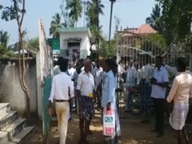 Farmers fight against the bank in Nagapattinam