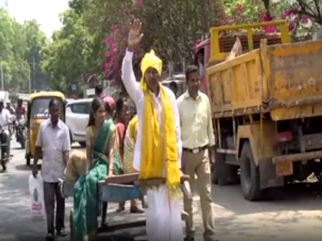 independent-candidate-filed-nomination-in-trolley