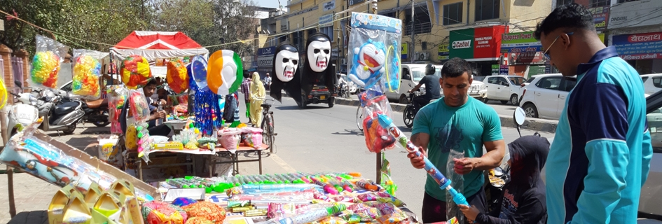 दुकानदार तो इस बार की होली की बिक्री से निराश हैं