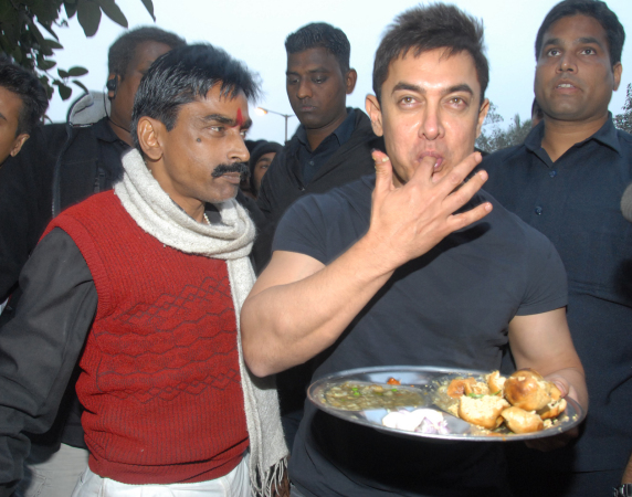 amir khan eating litti chokha