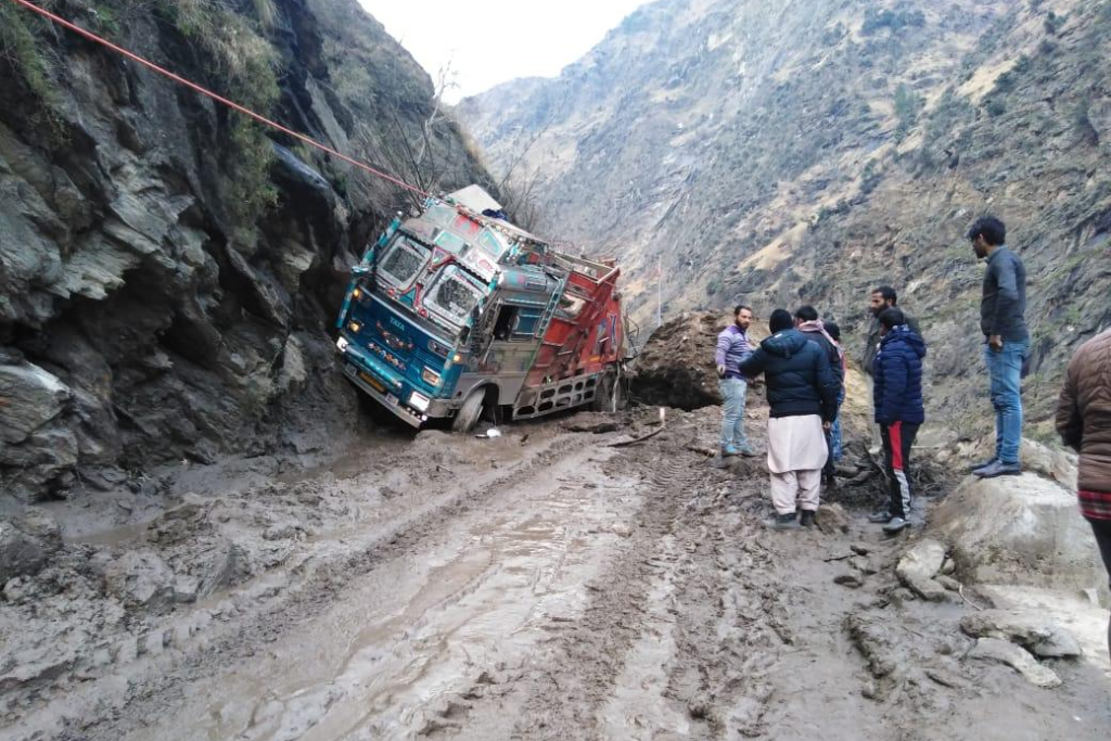 مٹی کے تودے گرنے سے دو افراد ہلاک