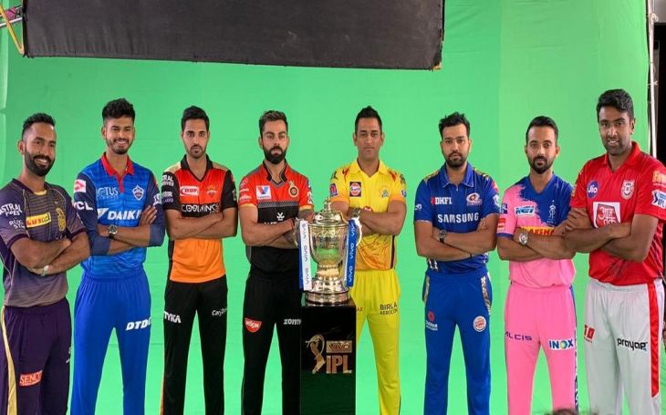 IPL की ट्रॉफी के साथ टीमों के कप्तान