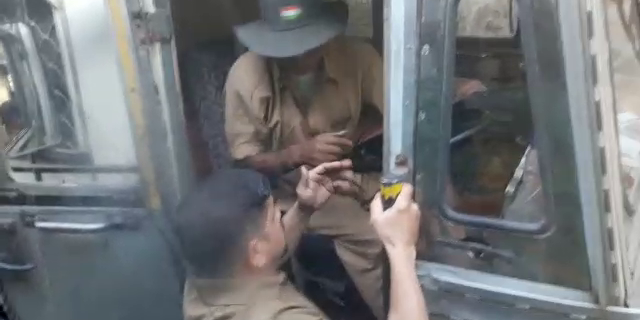 fight between hrtc bus driver and truck driver in bilaspur