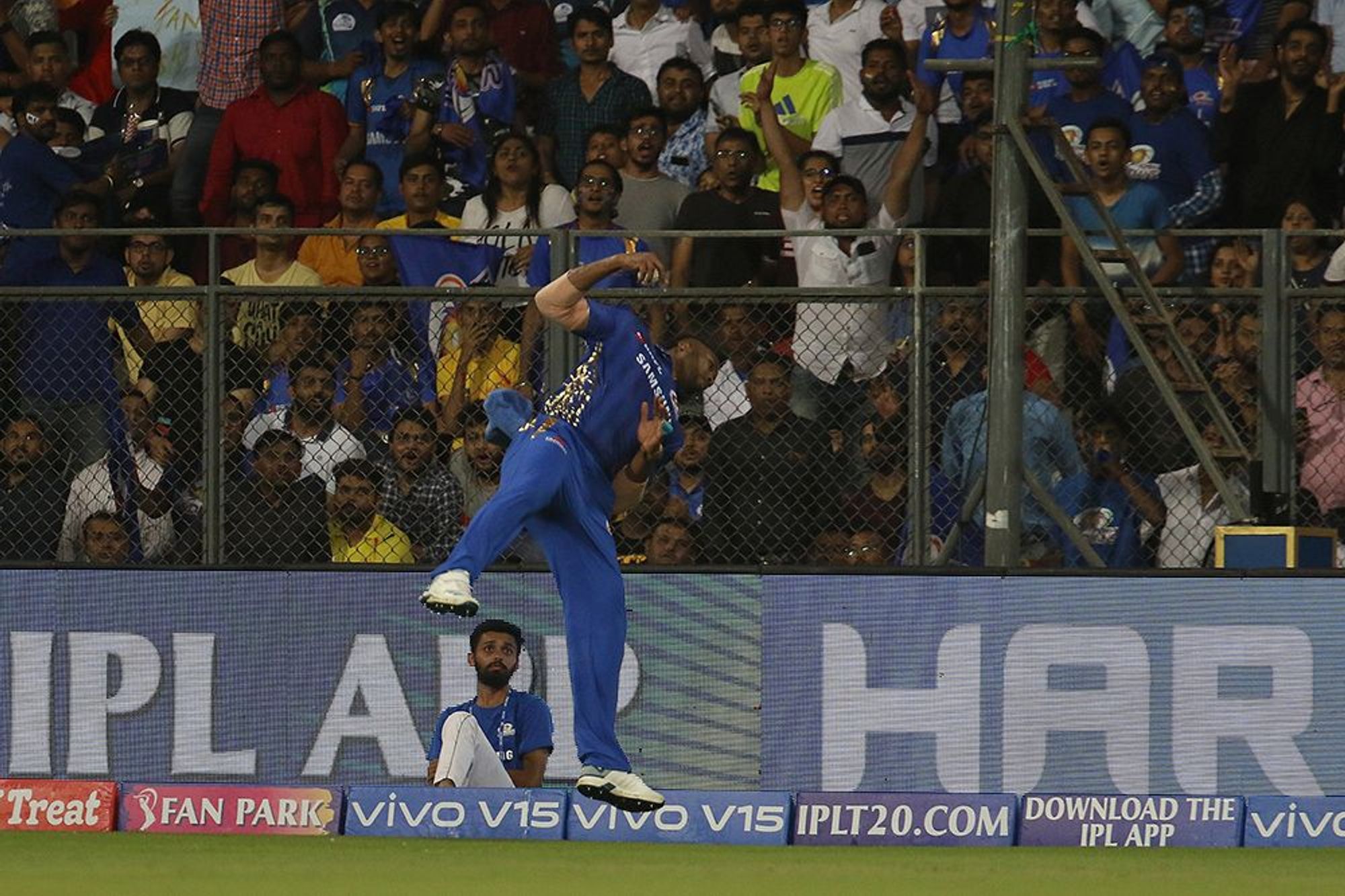 IPL: Pollard Takes Blistering catch to change result of MIvsCSK match