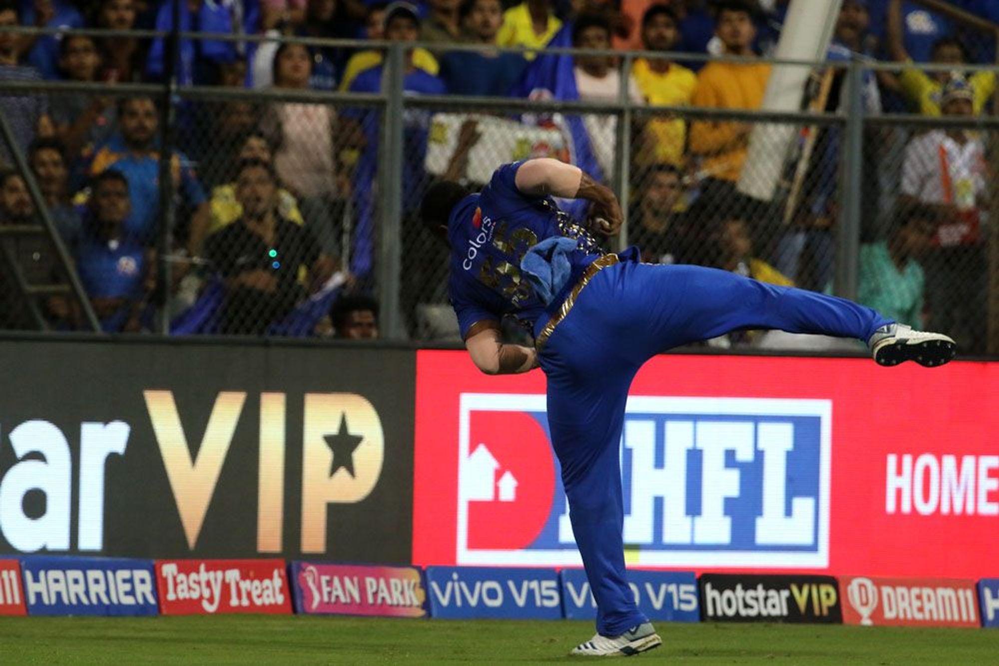 IPL: Pollard Takes Blistering catch to change result of MIvsCSK match