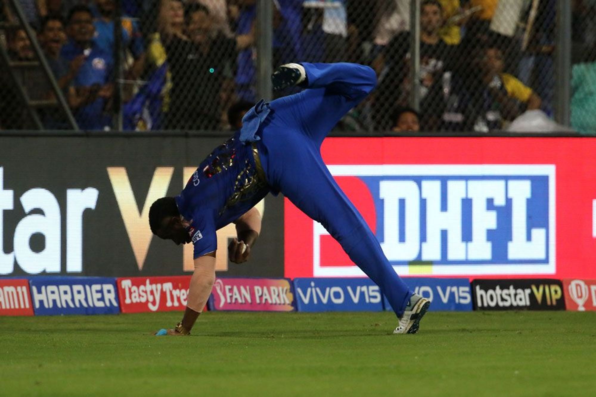 IPL: Pollard Takes Blistering catch to change result of MIvsCSK match