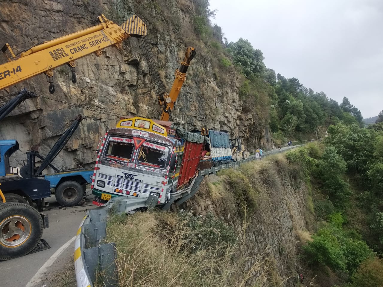 truck accident in shimla