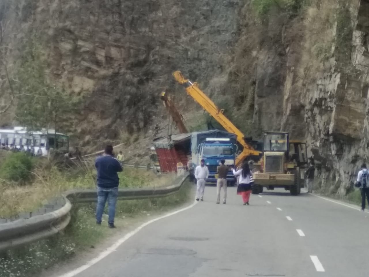 truck accident in shimla