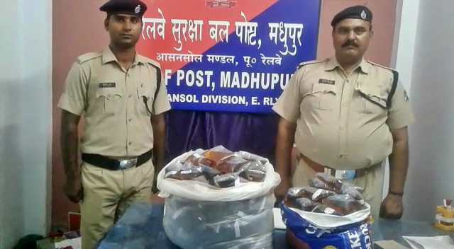 Illegal liquor recovered from train in Deoghar