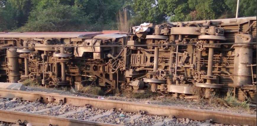 Howrah-New Delhi Poorva Express derails near Kanpur