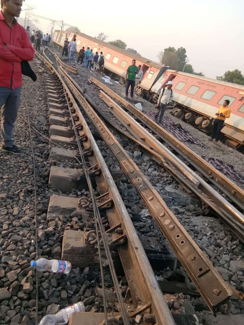 Howrah-New Delhi Poorva Express derails near Kanpur