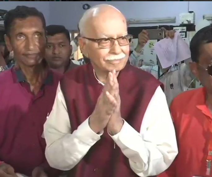 Veteran BJP leader LK Advani casts his vote