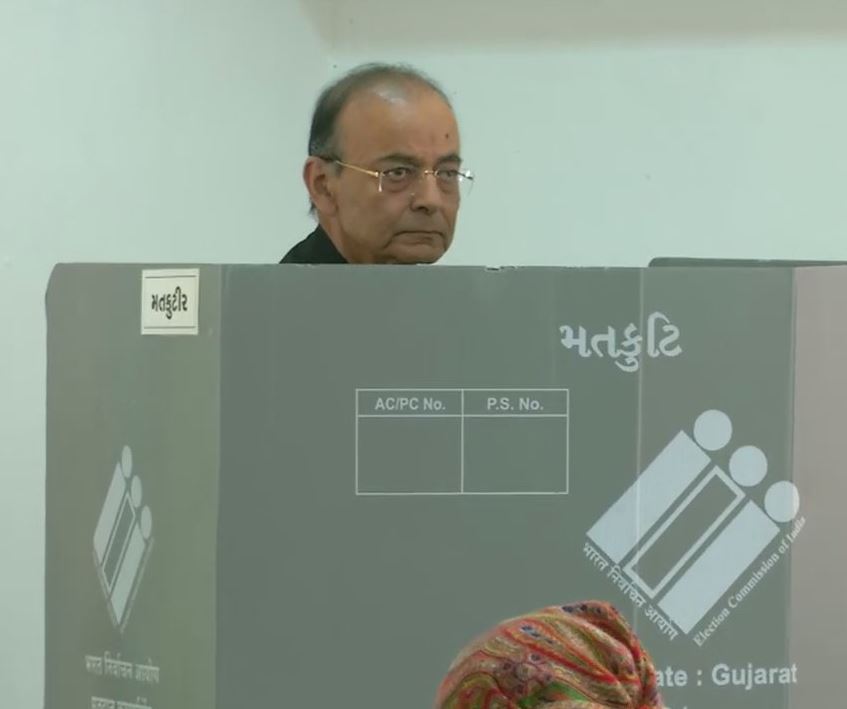 BJP leader Arun Jaitley casts his vote