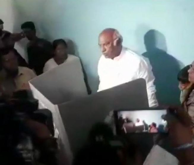 Mallikarjun Kharge cast his vote