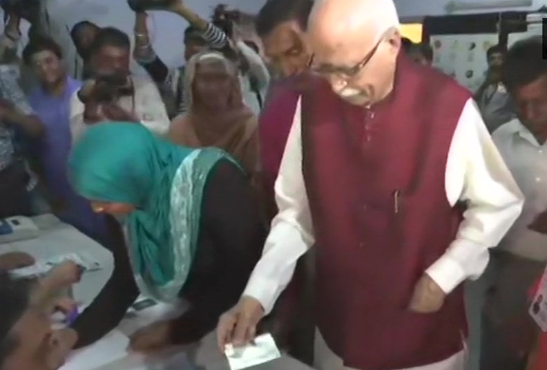 LK Advani casts his vote at a polling booth at Shahpur Hindi School