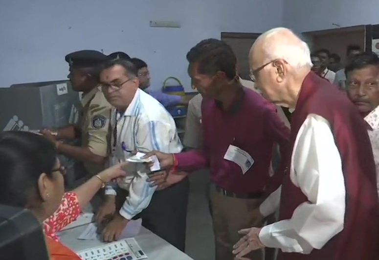 LK Advani casts his vote at a polling booth at Shahpur Hindi School