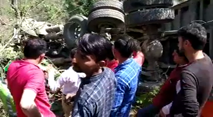 truck fell into ditch in solan