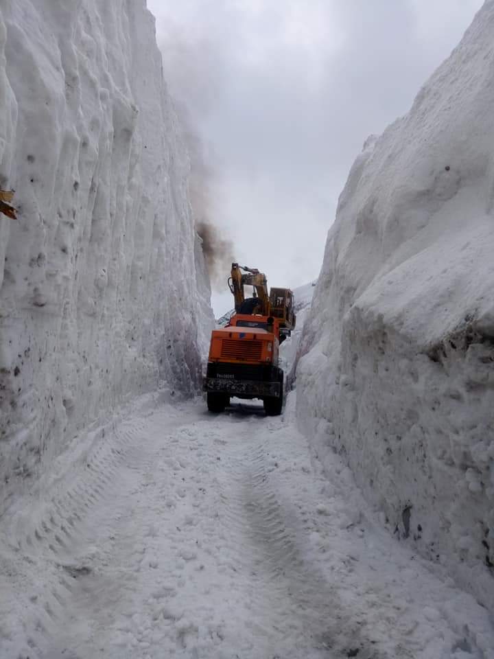 Weather disrupted route of Leh-Manali road