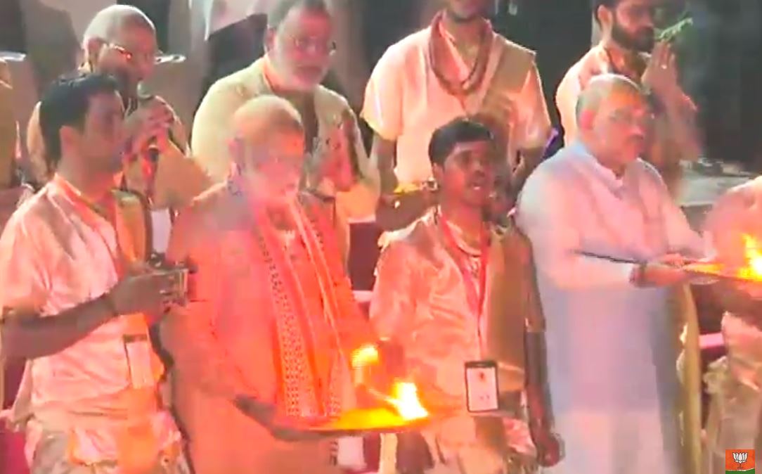 modi in ganga aatri