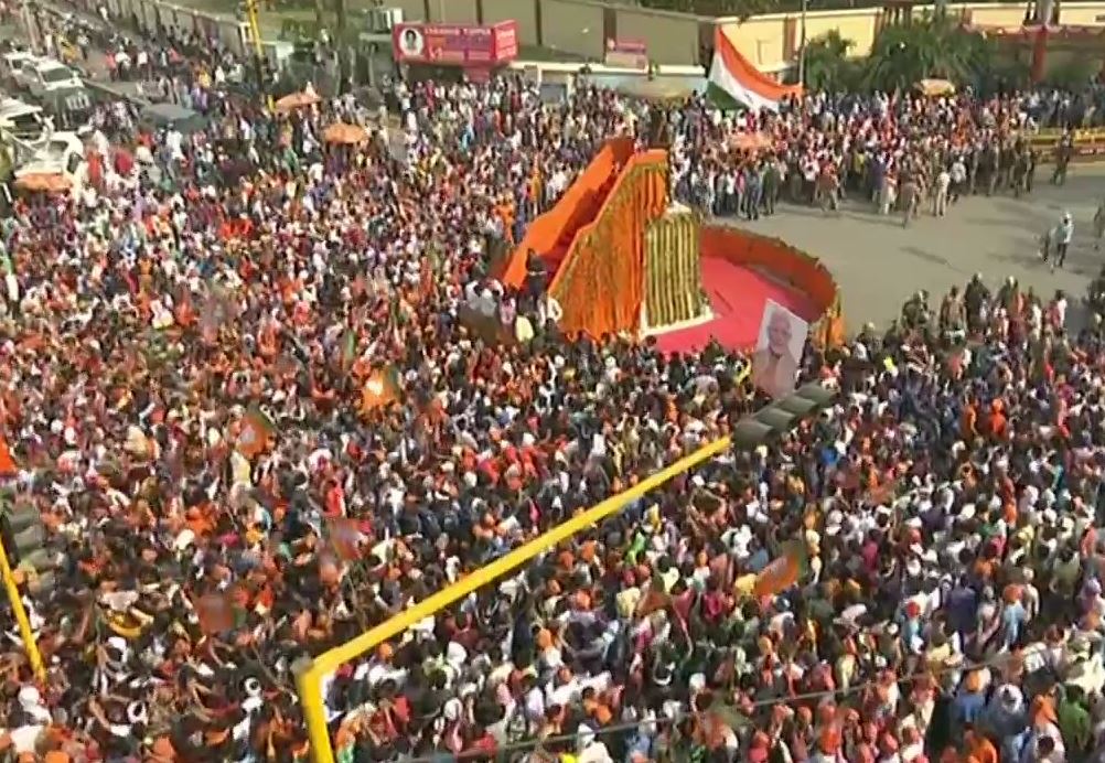 crowd in road show of modi