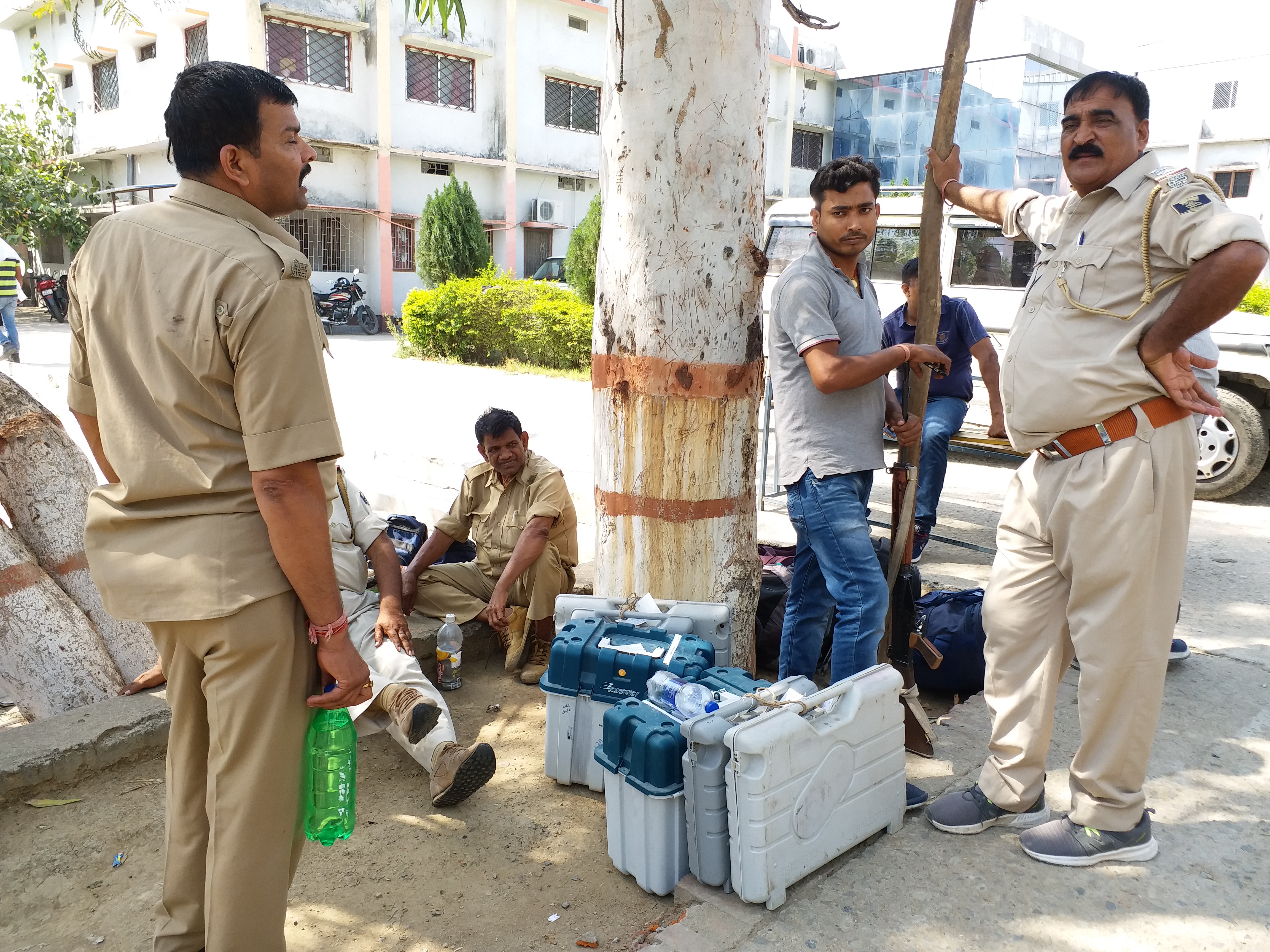 Voting in first phase election from aurangabad