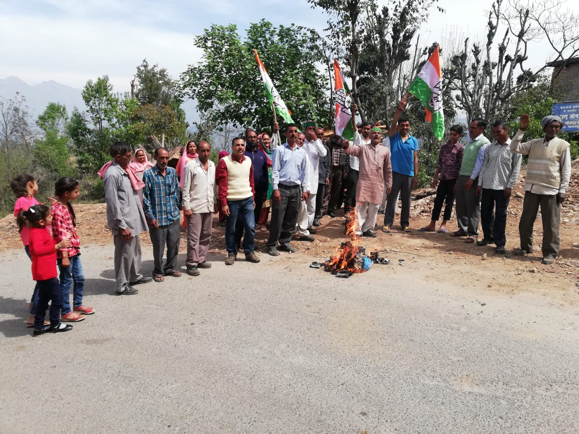 congress workers protest against suresh chandel in bilaspur