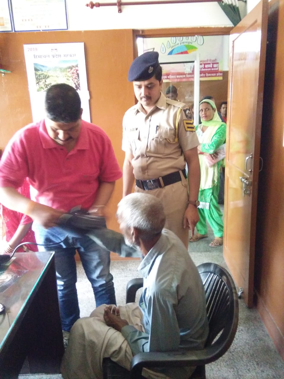 majra police helped old man in paonta sahib