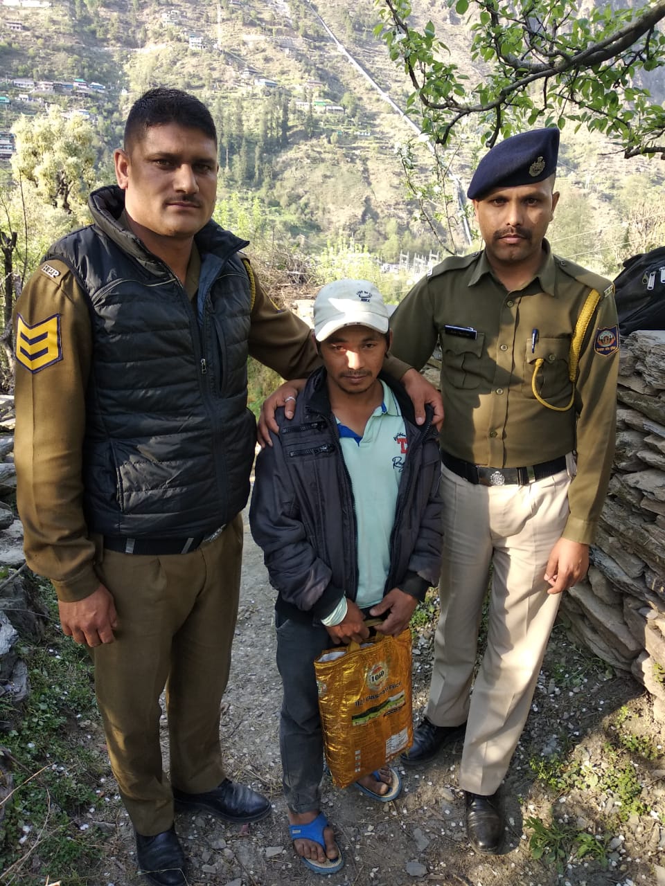 kullu, Nepali man with Charas arrested