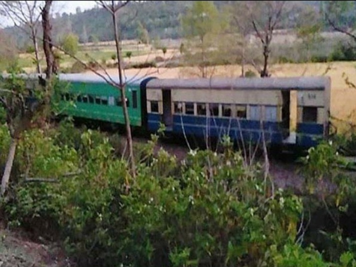 Baijnath to Pathankot train, train coach derailed in kandi village