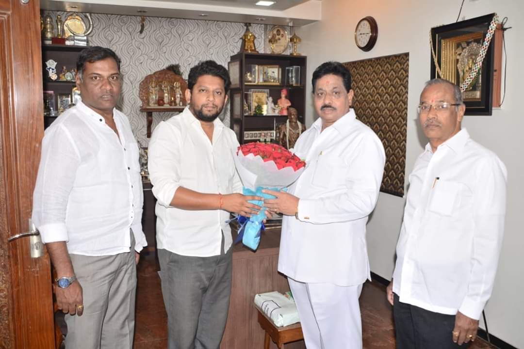 sujay vikhe meet mp dilip gandhi