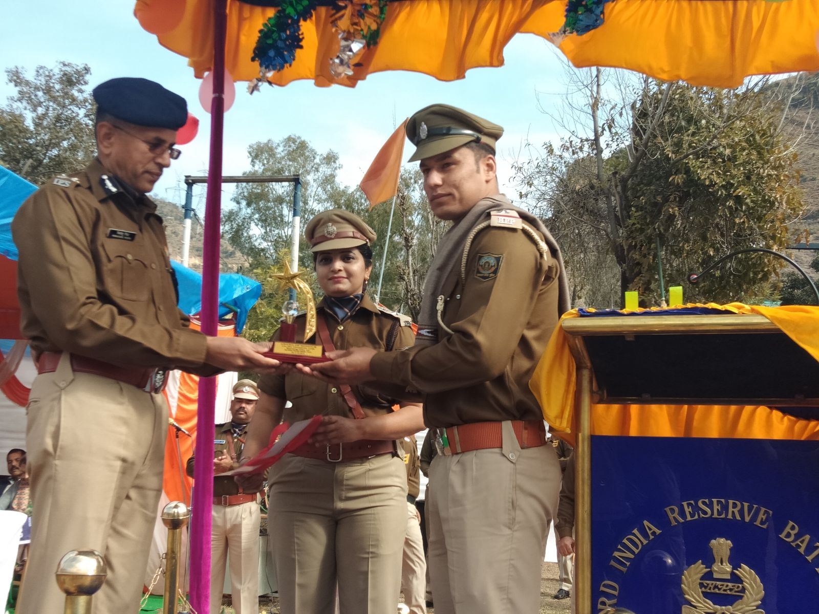 mandi, Police officers and soldiers, jacket, मंडी, आईजीपी हिमांशु मिश्रा, पंडोह, पुलिस विभाग, आईपीएस अंजुम आरा, ईटीवी भारत