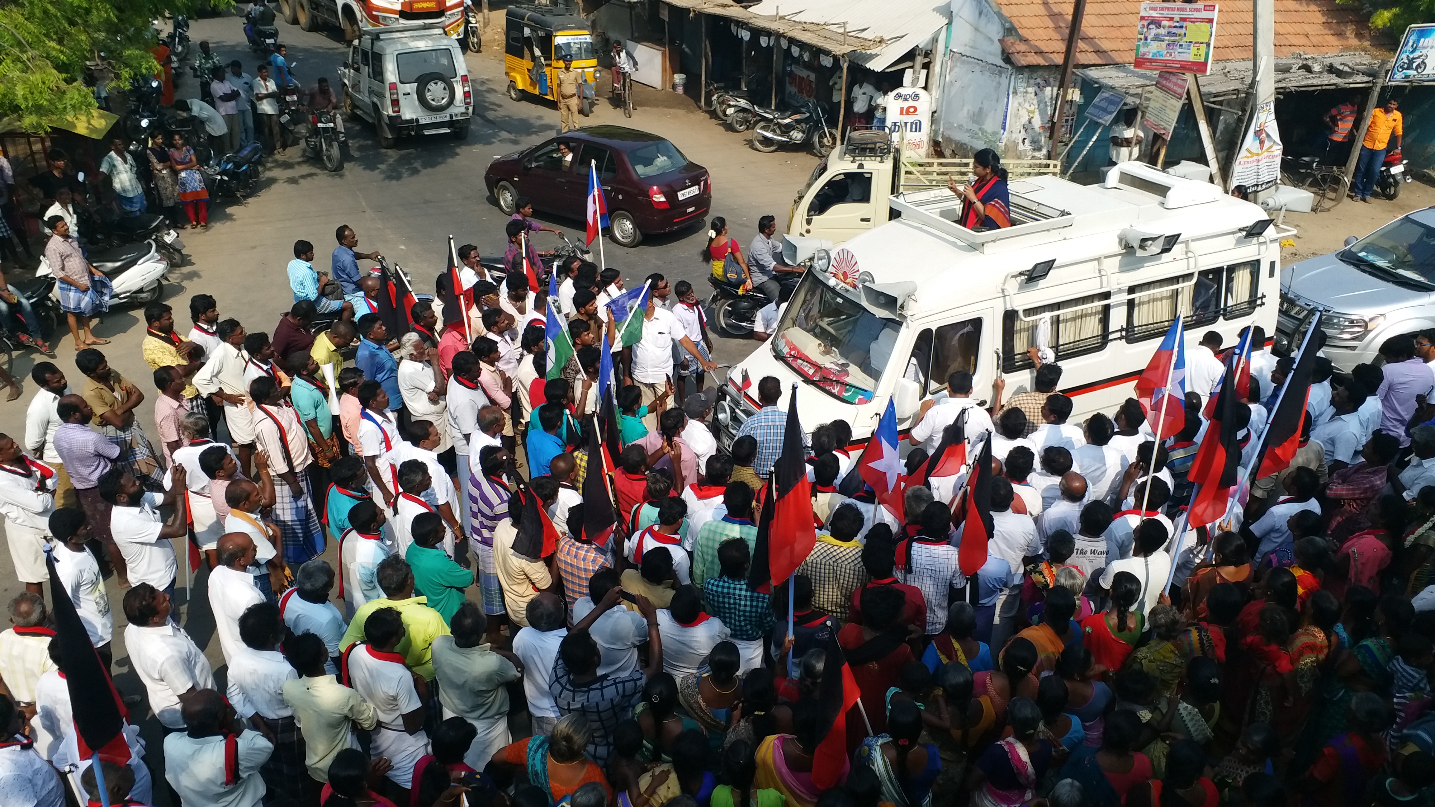 திமுக வேட்பாளர் கனிமொழி  தூத்துக்குடி பரப்புரையின் போது