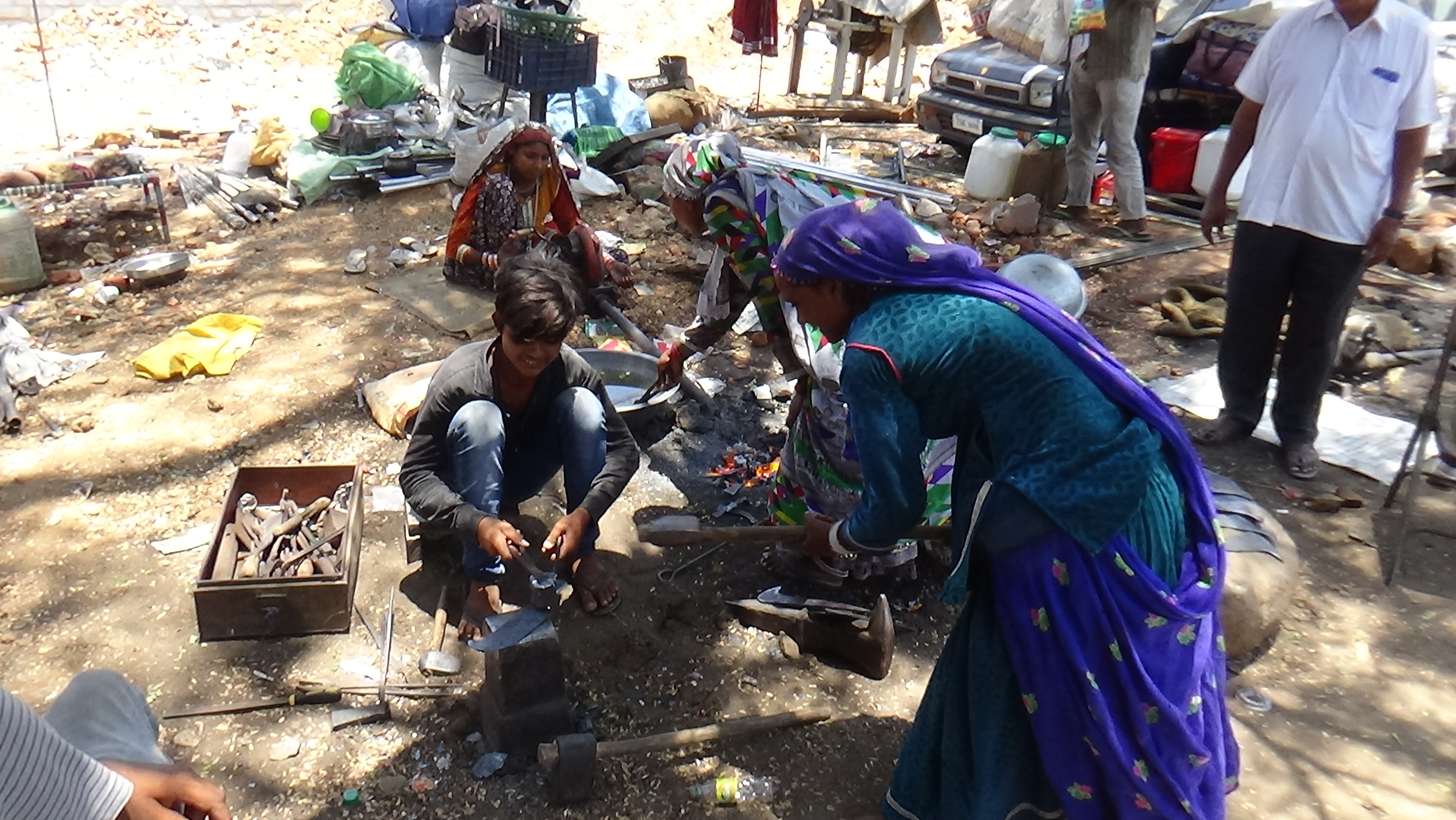 அரிவாள் தயாரித்து விற்பனை செய்யும் மத்தியபிரதேச தொழிலாளர்க