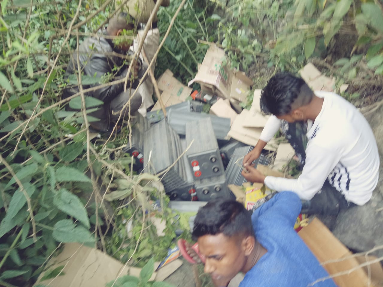 mandi, 3 youth arrested in battery theft case