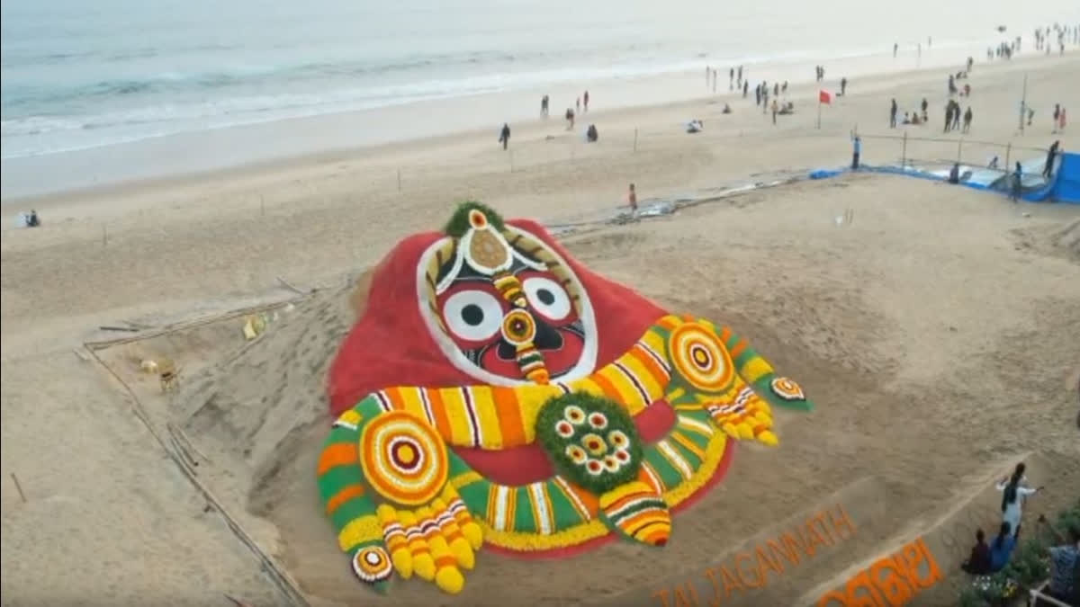 Odisha: Sudarsan Pattnaik extends New Year wishes through sand art
