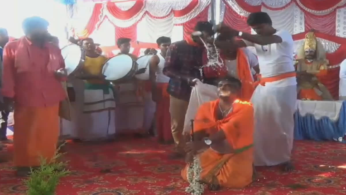 கனகதாசர் ஜெயந்தி விழா: தலையில் தேங்காய் உடைத்து விநோத நேர்த்திக்கடன்!, kanakadasa-536th-jayanthi-celebrate-at-hosur