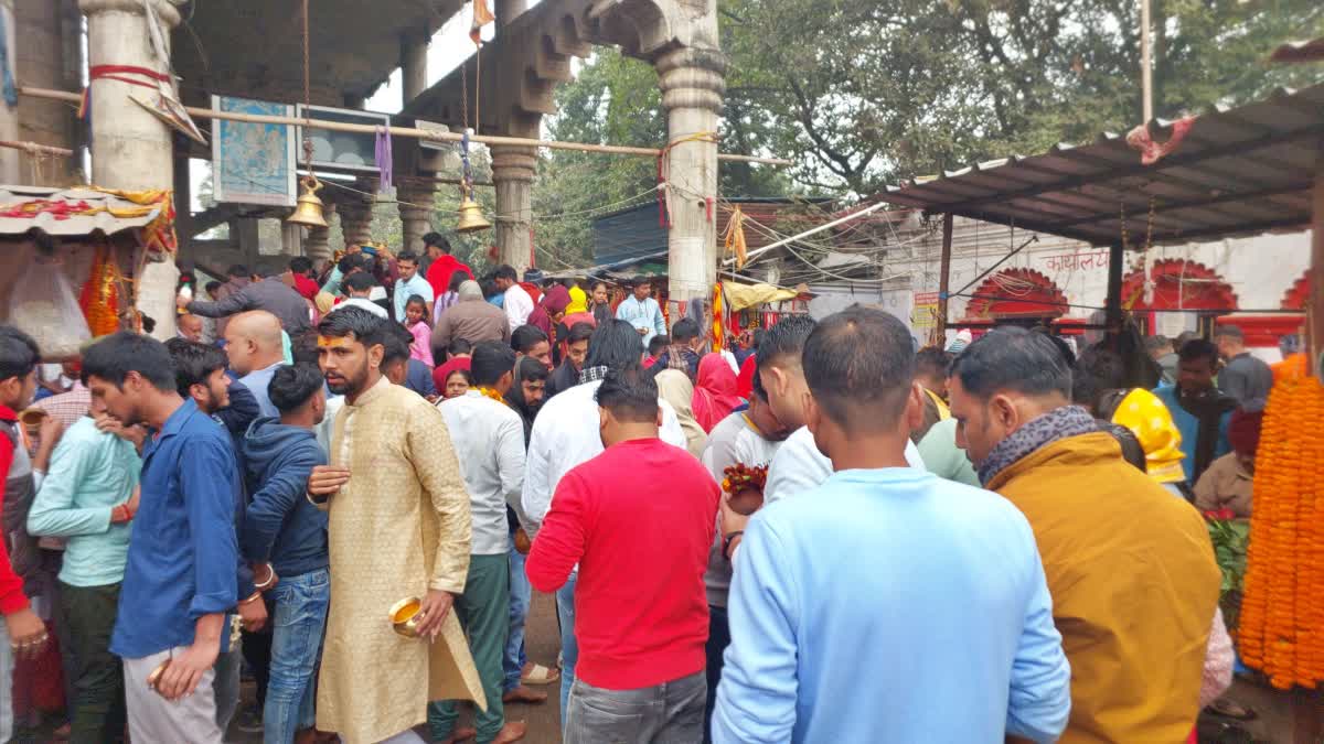 बाबा बिटेश्वरनाथ मंदिर में भक्तों की भीड़