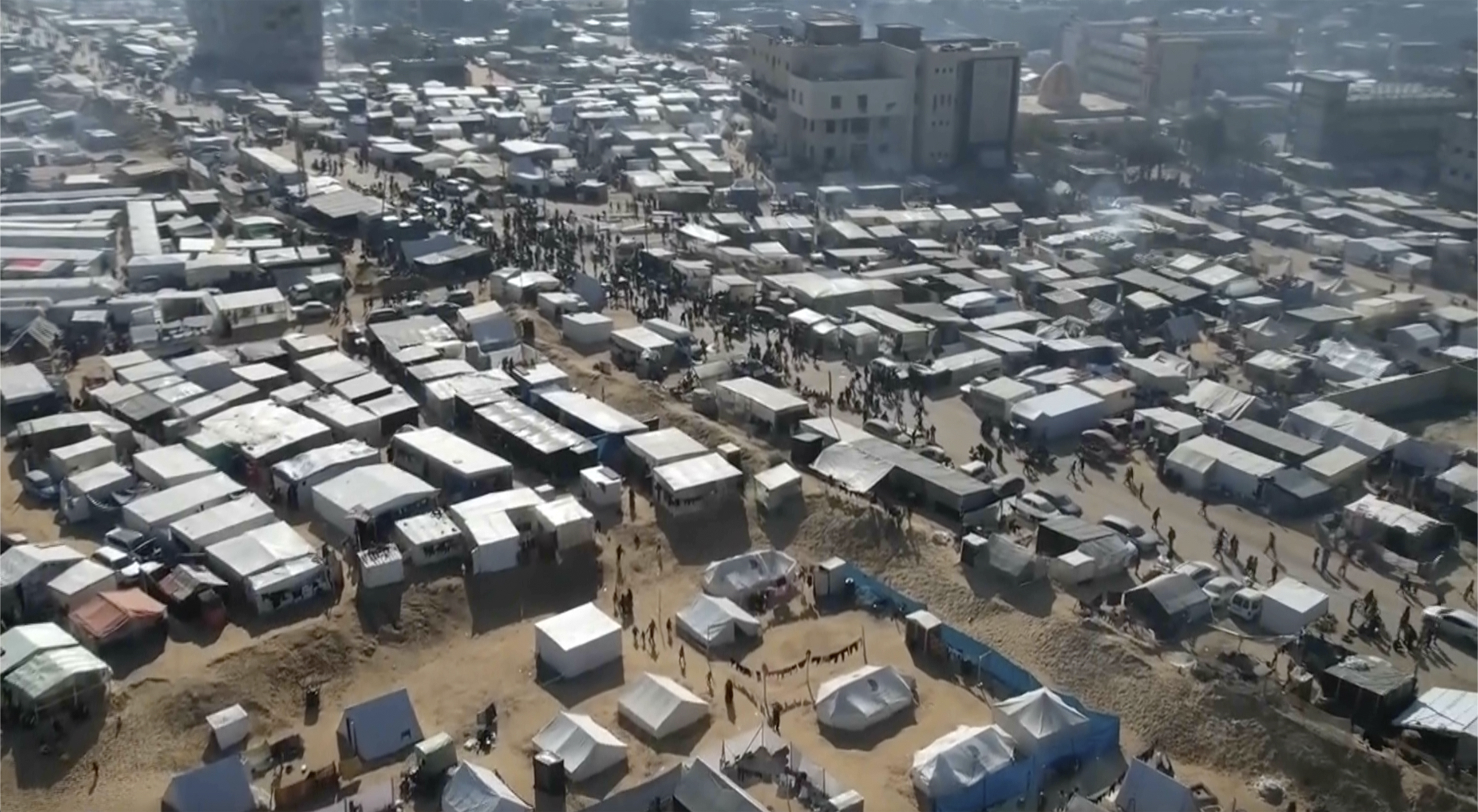 ڈرون تصویر، جنوبی غزہ کی پٹی میں بے گھر افراد کے زیر استعمال ہزاروں خیموں کو دکھاتی ہے۔