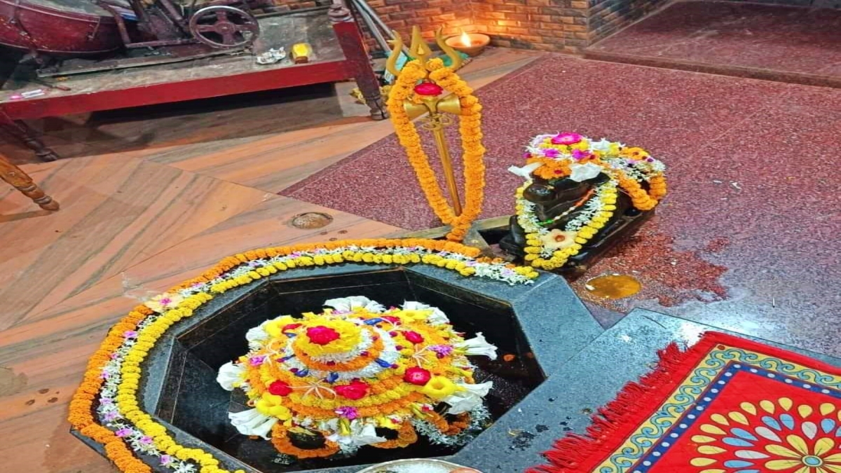 हर-हर महादेव के नारों से गूंजा मंदिर