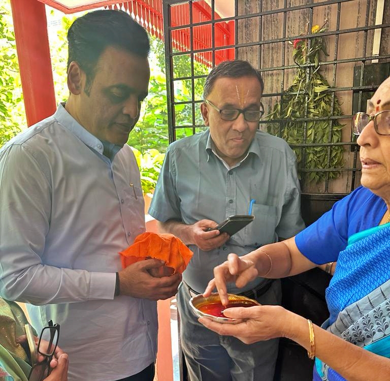 ಅಶ್ವಥ್‌ ನಾರಾಯಣ್‌ ಅವರಿಗೆ ತಿಲಕ ಹಚ್ಚುತ್ತಿರುವುದು