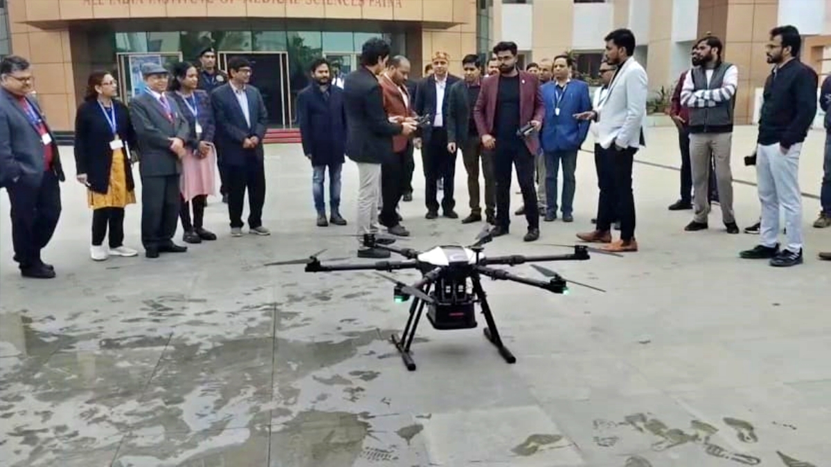 पटना एम्स में ड्रोन उड़ाकर प्रदर्शन